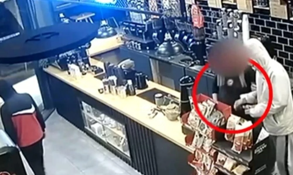 Θεσσαλονίκη: Η στιγμή που κουκουλοφόροι ληστές με πιστόλια μπαίνουν σε καφέ - Η υπάλληλος τους έσπρωξε και έφυγαν (Βίντεο)